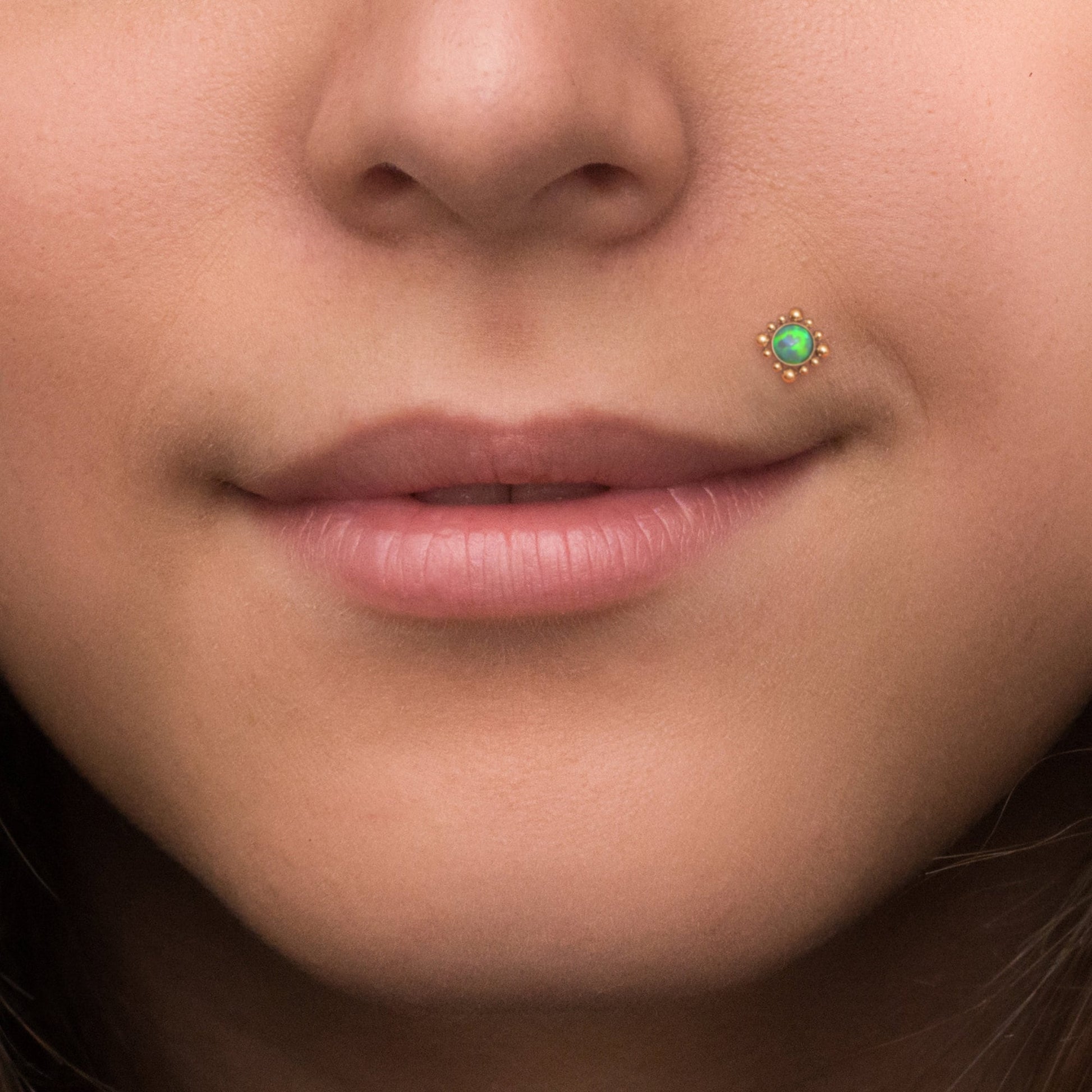 Opal Lip Piercing Bioflex - TitaniumFashion